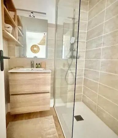 Spacieux Climatise Coeur De Et Calme, Raphael Apartment